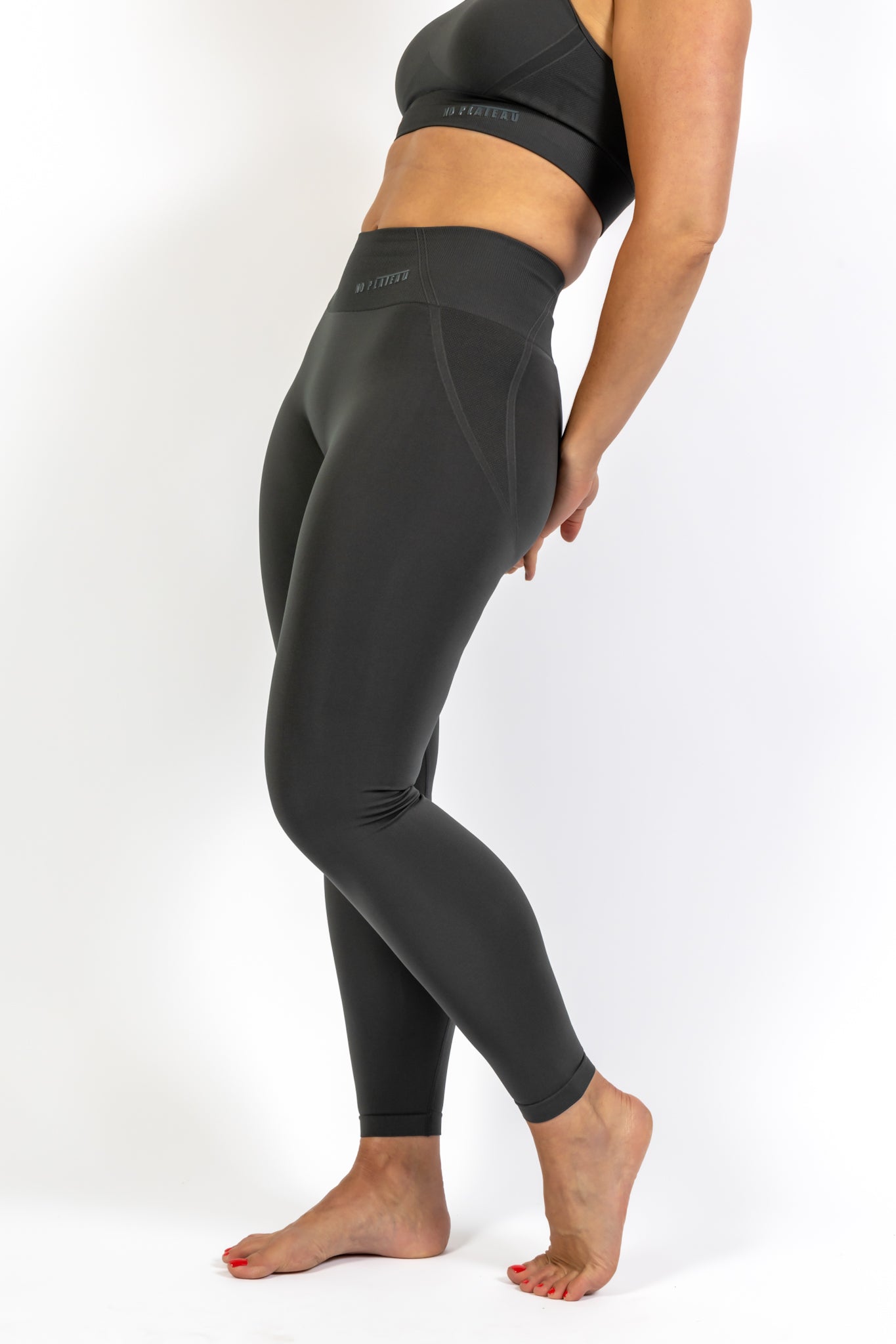 No Plateau SeamLift Leggings in Gun Metal—Side view with Bra