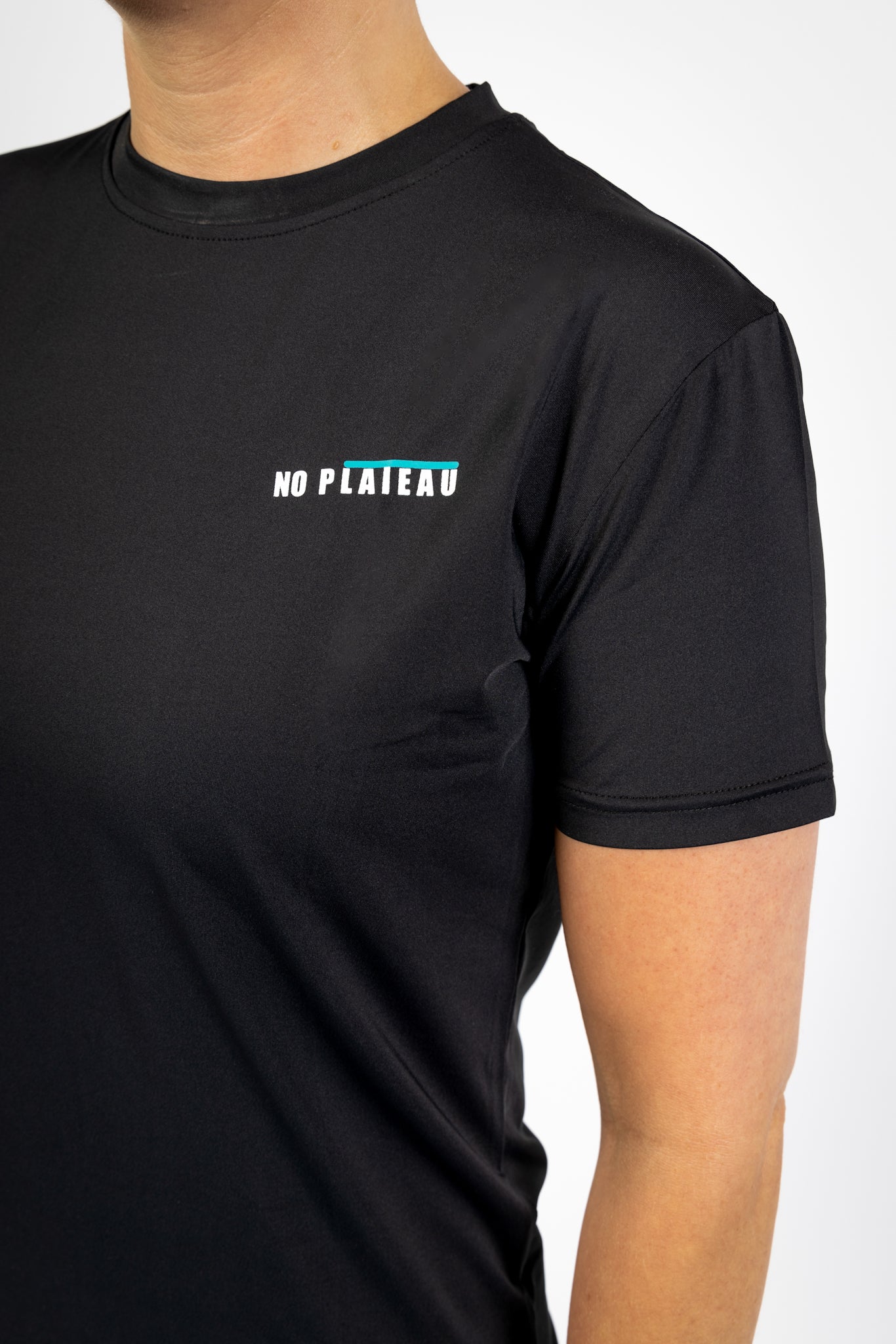 No Plateau black fitted women’s T-shirt –Neck and Sleave line view
